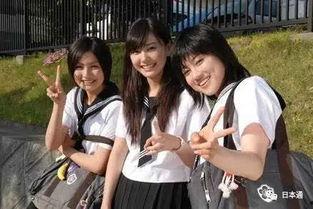 校服女吃瓜,一场青春的甜蜜与苦涩