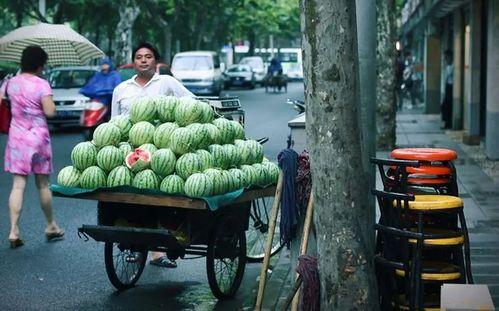 卖瓜姐吃瓜,自己先尝一尝