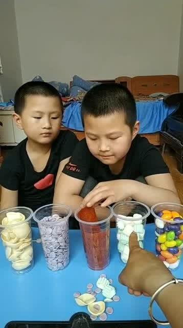 两兄弟吃瓜,共享甜蜜，共度欢乐时光