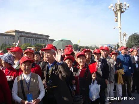 旅游老年团吃瓜,老年团旅游美食之旅