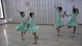 女生双人舞吃瓜