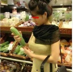 白衣教练挑杯吃瓜