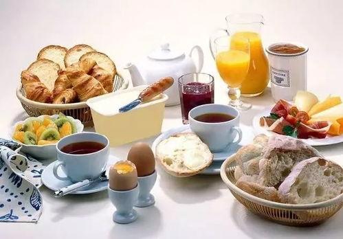 白衣教练挑杯吃瓜