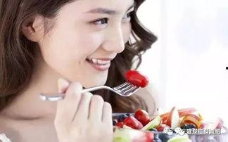 白衣教练挑杯吃瓜