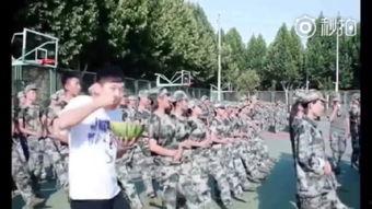别人军训我吃瓜,吃瓜群众围观那些搞笑瞬间