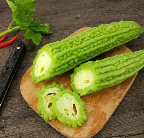蹲着吃瓜图,品味人间烟火气